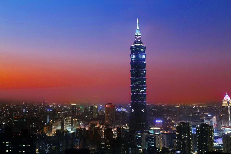 2013年，台灣首度參與全球性的世界早產兒日盛會，以台北101打出「早產兒加油」字樣，在11月17日當天為全台早產兒家庭打氣。圖／早產兒基金會提供