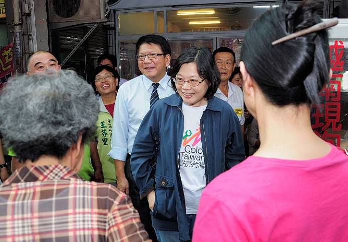 九合一選舉期間,民進黨主席蔡英文前往屏東關心新住民。(民進黨提供)