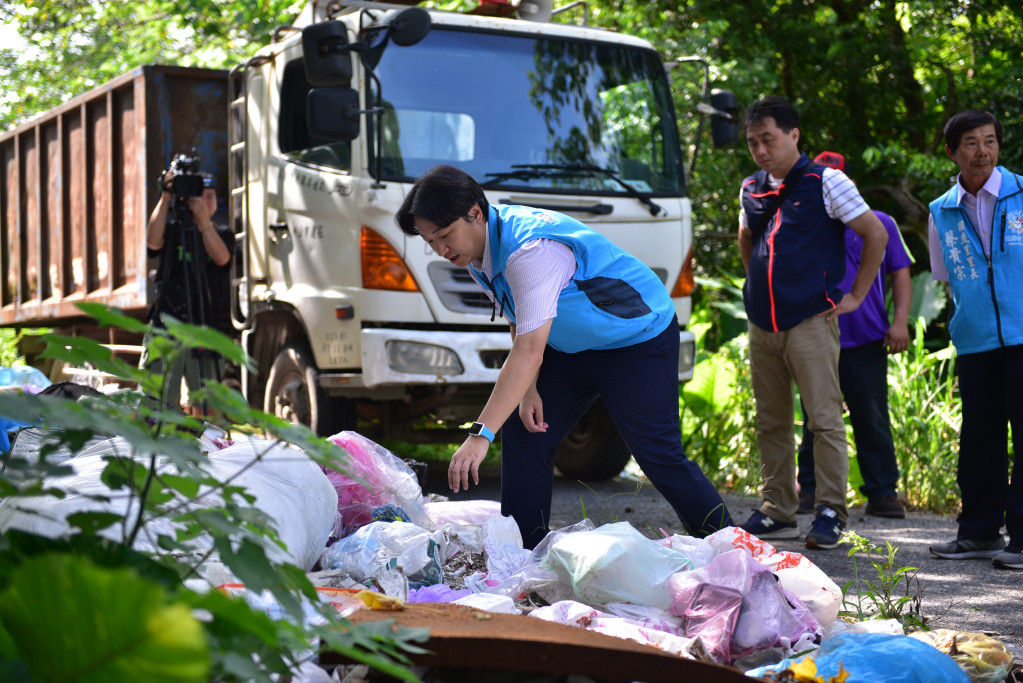 市長魏嘉賢率員「破袋」希望從垃圾袋找出蛛絲馬跡，揪出亂倒者。圖／王志偉