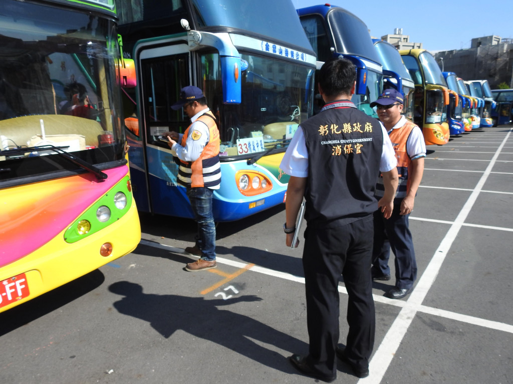 蝶戀花旅行社遊覽車重大意外再度凸顯遊覽車行車安全與車輛靠行問題，交通部長賀陳旦今天透露，早在2006年主管機關便有意進行管理，但因當時為吸引中國觀光客來台，遊覽車數量快速增加，也導致審議和紀律都因此鬆懈。（圖為消保官查核遊覽車情形。圖／彰化縣政府提供，民報資料照）