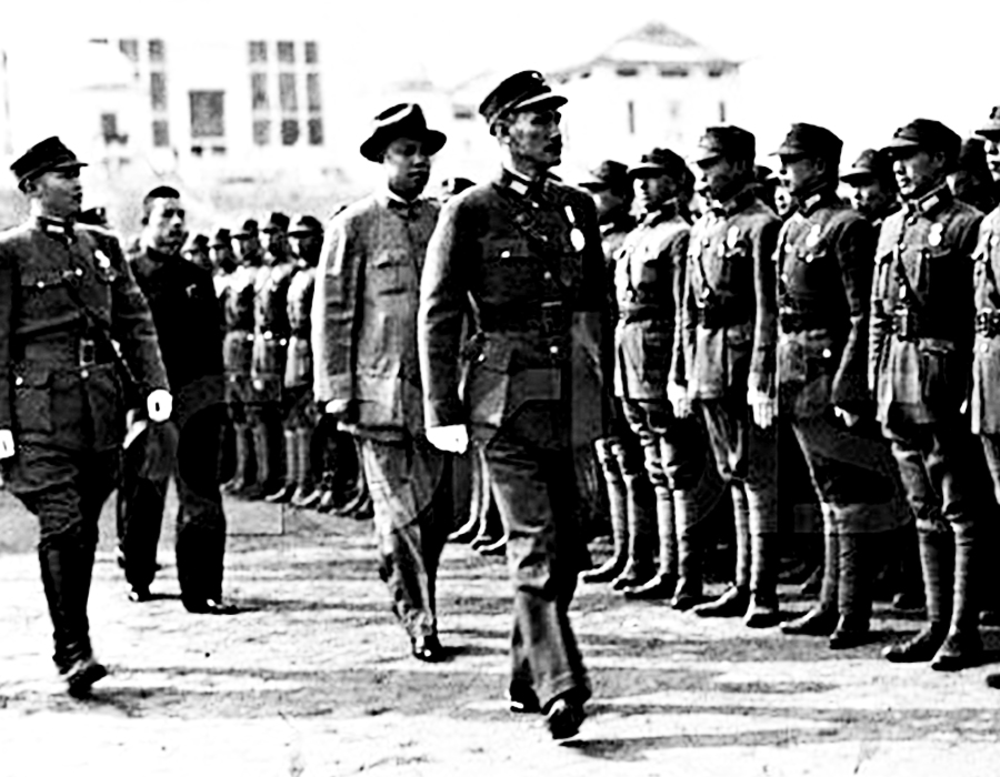 北伐後中國統一，需要在民主和民生上作出規劃，但國民黨只想利用過去的功績來升官發財，已找不到新的歷史目標；圖為蔣介石正在檢閱部隊。（網路資料）