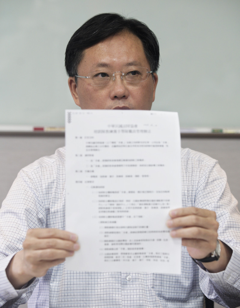 全國羽球協會秘書長蔡鴻鵬曾召開一次記者會，但未能止血。圖／張良一攝