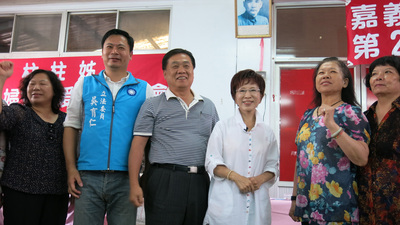 地方傳出國民黨在嘉市可能「換將」，吳育仁下黃敏惠上，但黨主席朱立倫、副主席黃敏惠今天都否認，圖為吳育仁參與輔選洪秀柱活動。(中央社資料照片)