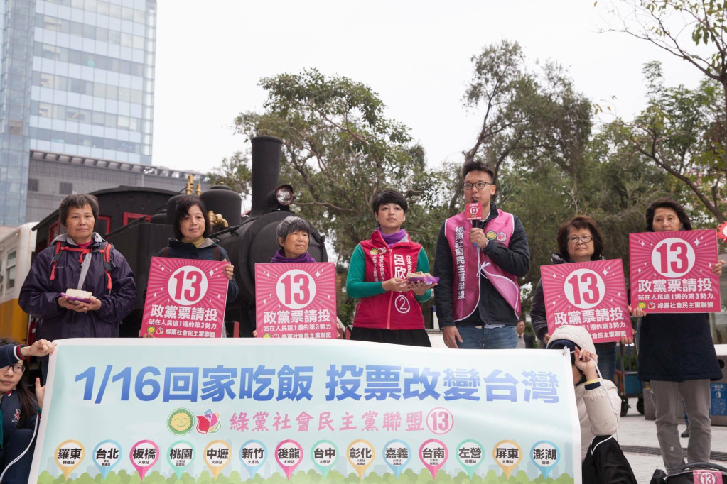 剛退伍的318太陽花運動領導人之一林飛帆（右三），今天參加了綠社盟的返鄉投票記者會，他並表示，綠社盟許多參選人都是長期在社會運動中默默推動社會改變及進步的一群人，呼籲將選票投給這樣的進步力量。（圖：綠黨臉書）