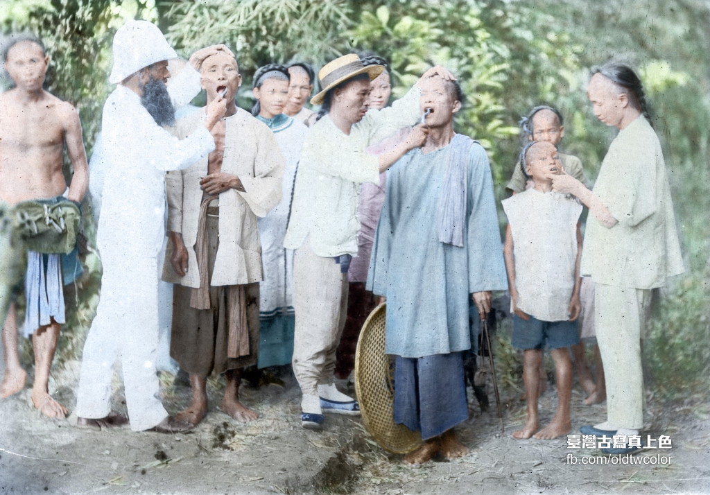 走在淡水，很多時候都會仿佛和馬偕昔日的腳蹤、身影有重疊，歷史瞬間好似在眼前。然而，教會發現能夠做的事，就是讓前來淡水踏查的朋友們感受到，與馬偕（左2）的距離其實不遠。馬偕博士為人看牙齒、拔牙上色畫。圖／臺灣古寫真上色