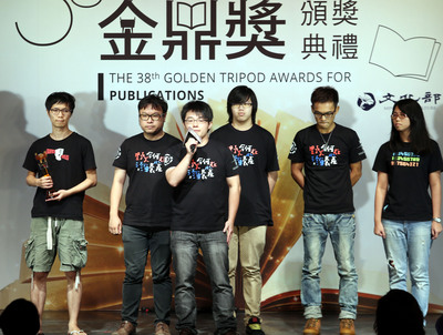 金鼎獎非文學類得獎作品「史明口述史」訪談小組今日上台領獎時,高喊「尊重台灣文學專業、拒絕殖民文化政策」。(中央社)