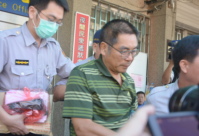 彰化地檢署偵辦頂新案，頂新公司前總經理常梅峰（中穿綠衣者）等3人供詞避重就輕，有串供滅證之虞，12日遭地院裁定羈押禁見。圖為常梅峰被押上囚車。（中央社）