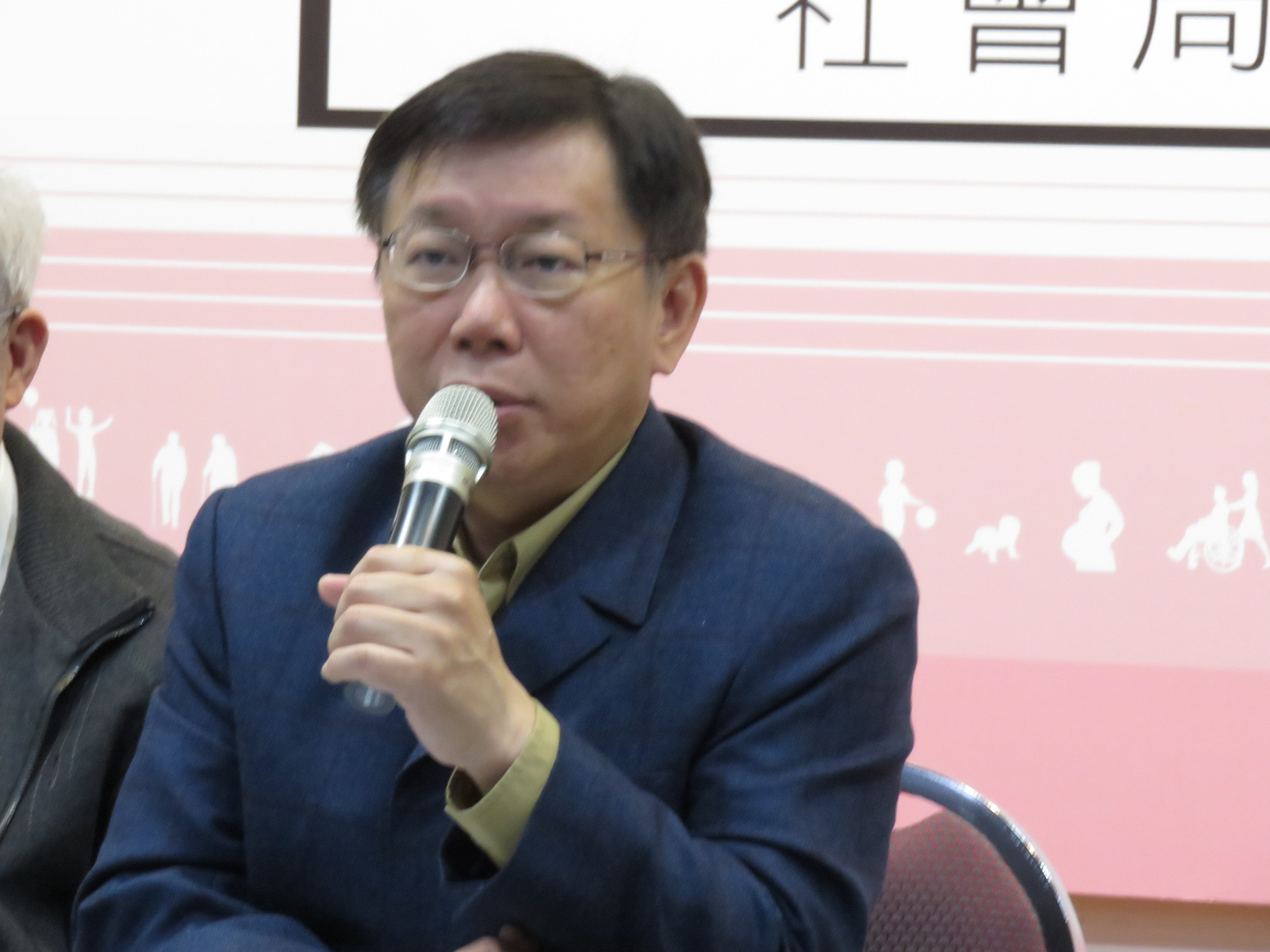 柯文語帶哲哽咽,「祖父對我來講,是一片空白!」(朱蒲青攝)