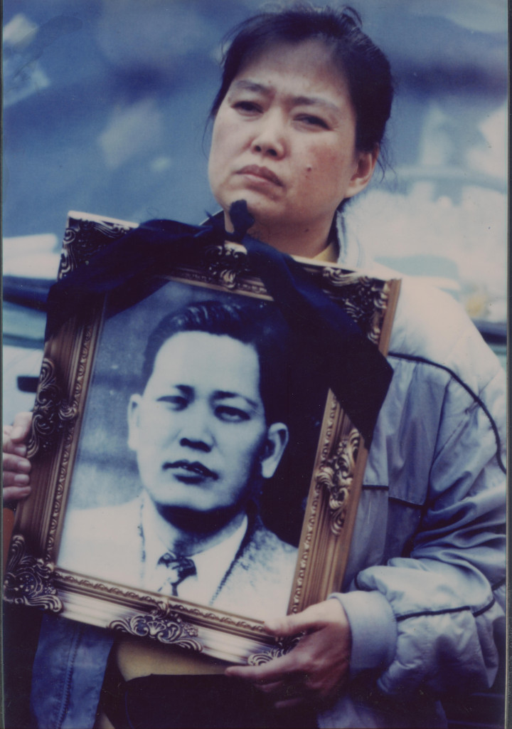 1992年2月，林黎彩捧著父親林界的遺照，向法院控告彭孟緝「非法處決林界」、「妨害名譽」等，但最後以不起訴結案。圖／林黎彩提供