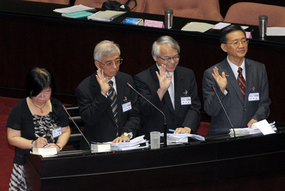 4位大法官提名人律師黃虹霞（左起）、法務部政務次長吳陳鐶、台大法學院教授蔡明誠、士林地院院長林俊益今（11）日面對立委詢問是否廢死，都未表態贊成。(中央社) 20150611