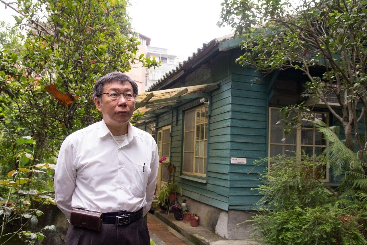 台大醫師柯文哲今天（4日）走訪殷海光故居，並表示目前還未完全實現民主與科學。（照片由柯文哲辦公室提供）