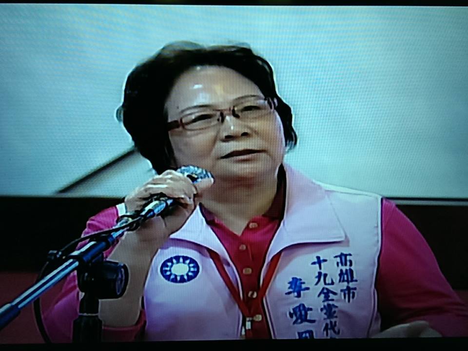 國民黨全代會14日在嘉市舉行，會中黨代表發言踴躍，來自高雄的黨代表李愛月認為太陽花不該攻佔議會，馬英九應用憲法賦予總統的緊急命令權及「特種部隊」。（記者唐詩攝影）