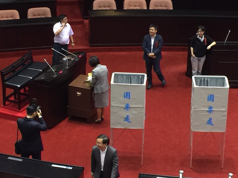 立法院今天下午通過許志雄五位大法官同意權。圖/朱蒲青