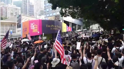 香港民眾今（8）日遊行至美國駐港澳總領事館前請願，促請美國盡快通過《香港人權與民主法案》，高喊「拯救香港 通過法案」。圖／擷自立場新聞直播影片