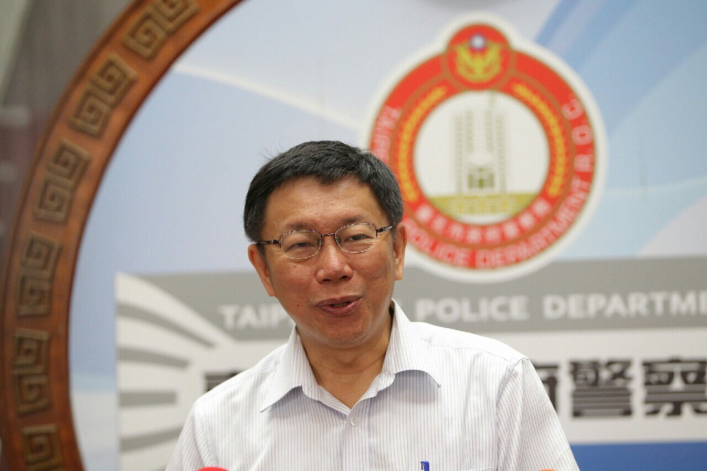 民眾關心颱風假公布時間,台北市長柯文哲今天再次說明,10點前就會公布,只有少數情形才會延至凌晨4點半。(圖北市府提供20150709)