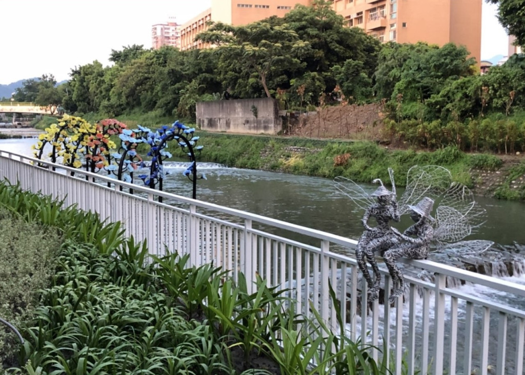 豐原葫藘墩園區以「水」發想透過既有葫蘆墩公園及軟埤仔溪河岸空間，進行景觀營造，塑造「水岸花都」為主題。（台中市新聞局）