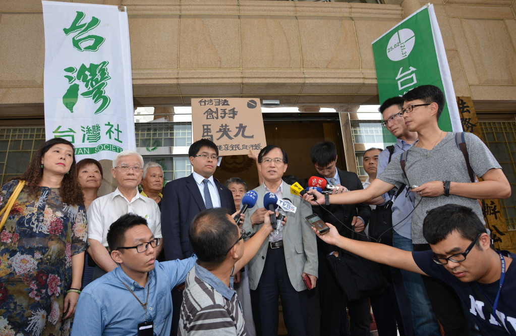 前交通部長郭瑤琪夫婿彭光輝(中)去年9月向最高法院檢察署提出非常上訴，但同年10月遭駁回，最高法院檢察署24日表示，已在23日向最高法院提起非常上訴。圖／郭文宏（資料照）