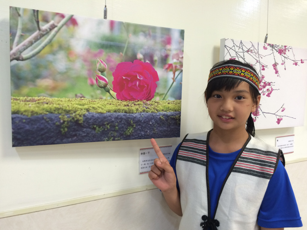 許同學所拍攝的「休息一下」,以花朵為背景,想像著母親照顧子女的辛勞,相當有意境。(圖/門諾提供)