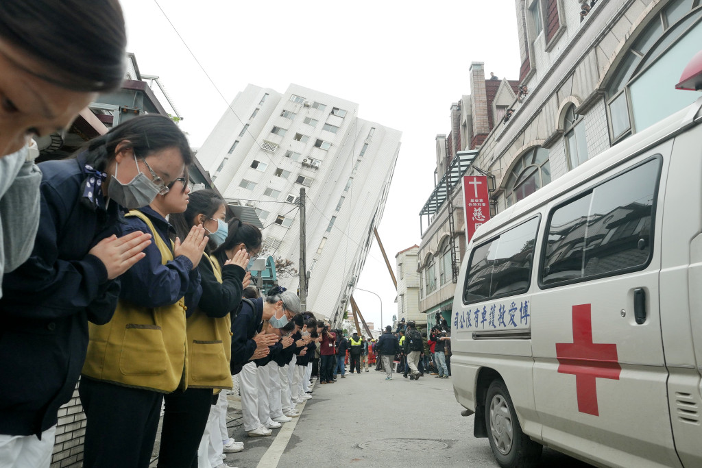 雲翠大樓213室兩位不幸罹難者皆已尋獲，送上救護車前往醫院時，許多慈濟志工在旁助念，希望他們能一路好走。團／張家銘