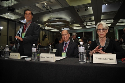 外交部長李大維（中）前外交部長陳唐山（左）與美國務院前政治事務次卿雪蔓（Wendy Sherman）（右），14日在台北出席「2016年台美日暨亞太區域夥伴安全對話研討會」，就當前情勢對話。中央社記者王飛華攝 105年12月14日