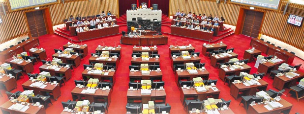 國民黨籍市議員在總質詢時，禁止列席官員用手機聯絡資訊，要求關機並將手機交議員保管，市長林佳龍和法制局長認為不妥，「礙難照辦」。(圖片摘自網路)