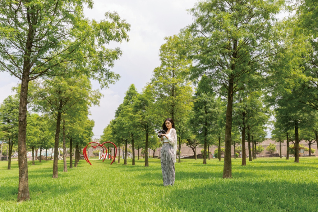 「大溪河濱公園」整齊樹林與廣袤草地交織而成的開闊，令人心曠神怡。圖／鄒保祥、翁睿坤、賴智揚