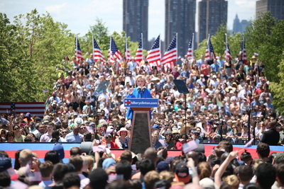 中國駭客大舉入侵美國!根據美國媒體暗示,前國務卿,民主黨總統參選人希拉蕊亦難倖免。圖為六月份希拉蕊出席一項競選活動的演說現場。資料照片:中央社