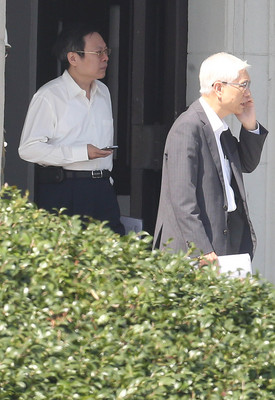 因應伊波拉,總統馬英九21日召開國安高層會議,陸委會主委王郁琦(左)及衛福部次長林奏延(右)赴總統府,出席國安高層會議。(中央社)