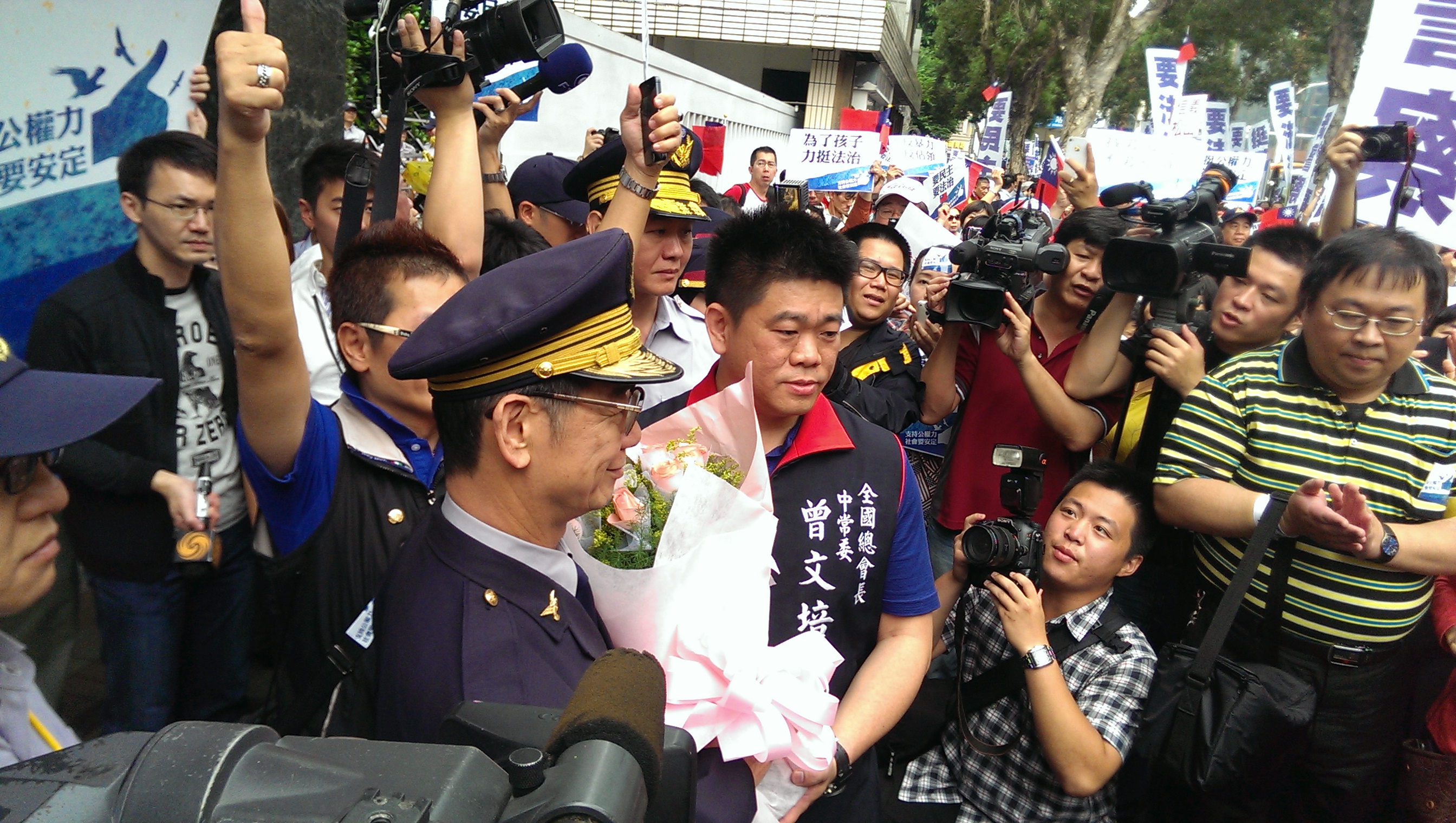 國民黨發動千人挺警察，警政署前獻花致意。何豪毅攝