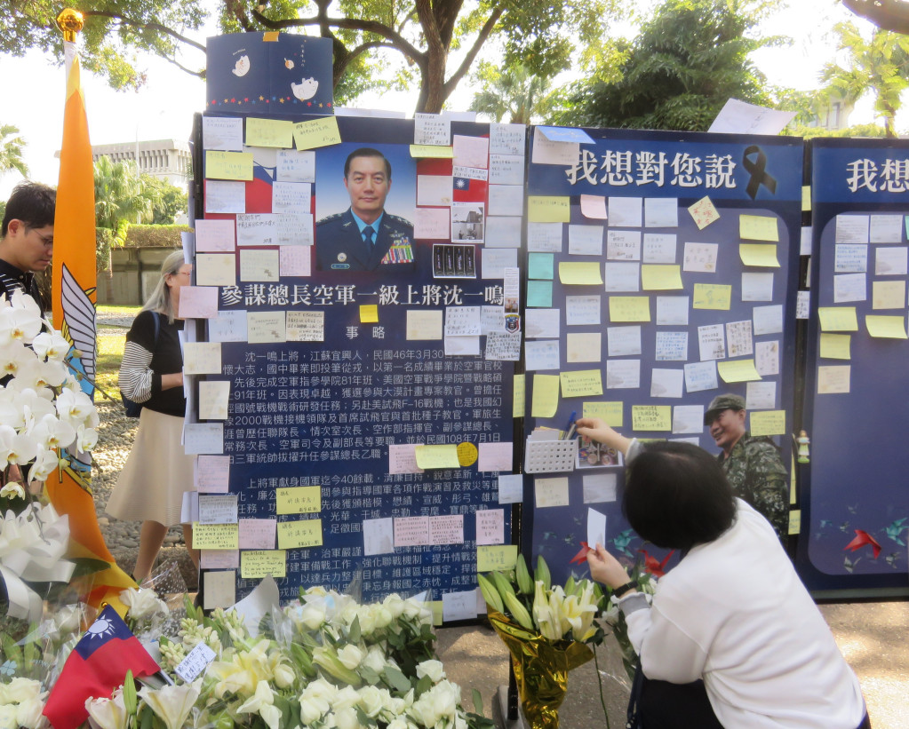 國防部今（5）日表示，台北賓館開放追思黑鷹殉職將士後陸續接獲民眾反映，希望延長開放時間，目前已奉核定，延長開放2天至7日。圖／林冠妙