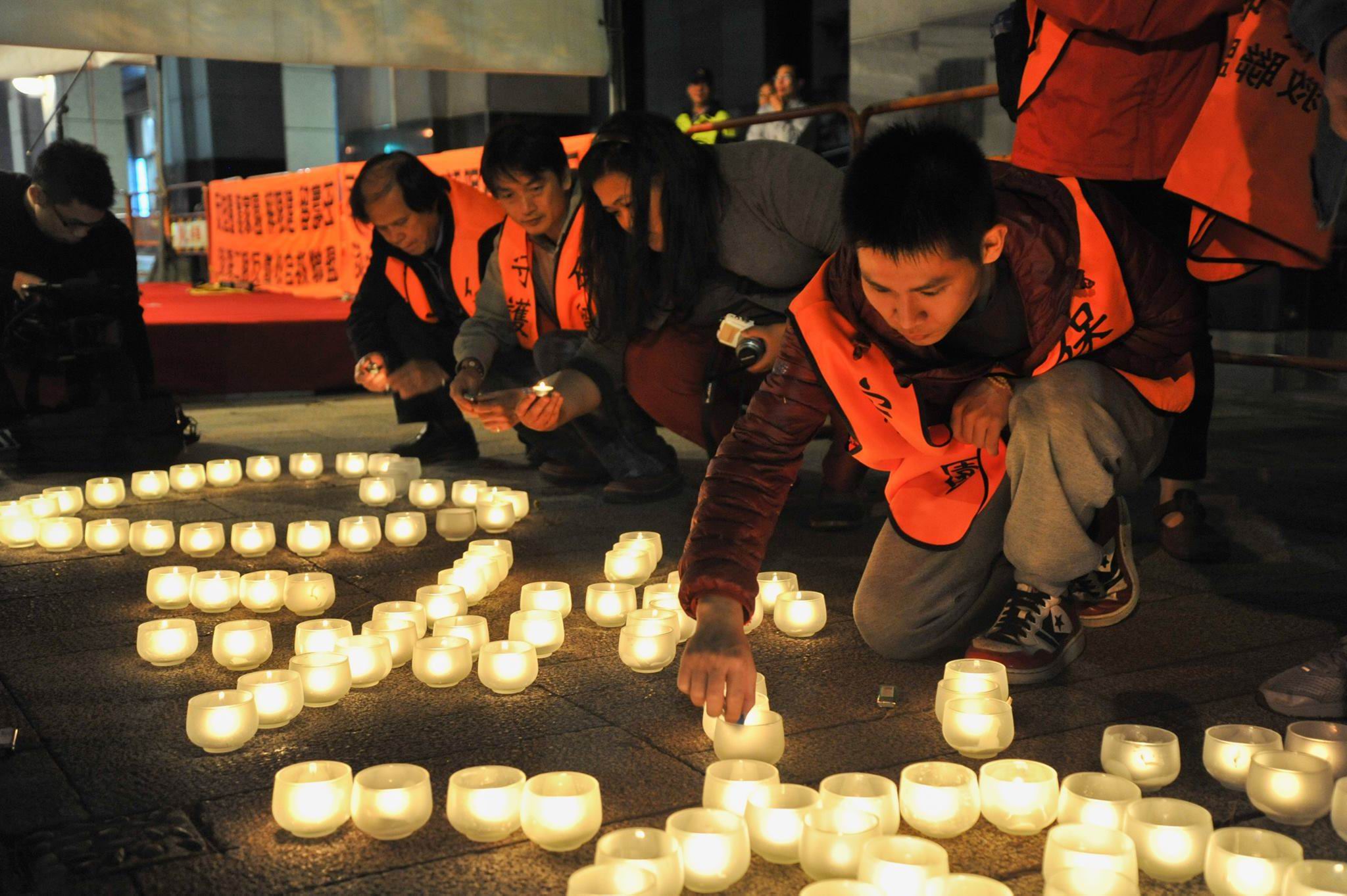 淡海二期反徵收自救聯盟於環保署前排出「愛淡海」字樣，反對二期開發案。（淡海二期反徵收自救聯盟提供）