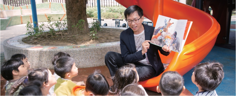 目前任教於幼兒園的謝鴻文，每日與孩子們的互動中，都能獲得源源不絶的能量與感動。