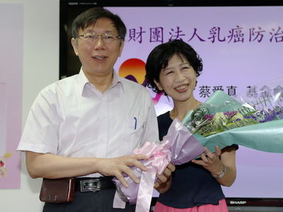 陳佩琪今天在臉書po文挺柯P提出監視器抓違停的構想，圖柯文哲（左）與陳佩琪（右）出席「乳癌篩檢」活動，柯文哲當場送花給陳佩琪提前過母親節。（中央社資料照片）