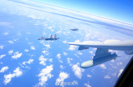 中國空軍在軍機繞台飛行後，在微博發布消息，聲稱此為「繞島巡航」。圖／截自中國空軍微博