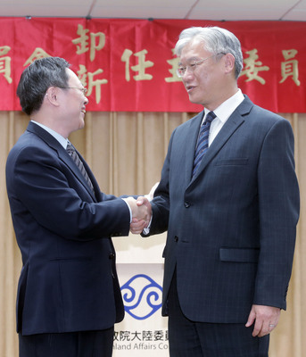 陸委會主委夏立言（右）表示不排除4月舉行「夏張會」。圖為2月王郁琦交接陸委會主委一職，2人握手致意。（資料照片，中央社）20150317
