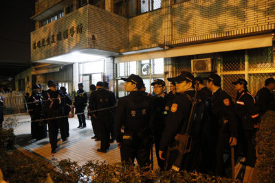 高雄大寮監獄典獄長11日遭6名受刑人持槍挾持，監獄外部布署刑大、保大250名警力，正門和車輛進出的東側門都設雞爪釘防衝撞脫逃。（中央社）104年2月11日