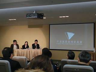 不當黨產處理委員會今（24）日召開「社團法人中國青年救國團是否為社團法人中國國民黨之附隨組織案」聽證會，但會議一開始救國團委任律師劉昌坪即以程序問題，包括變更證人與學者專家發言時間，並質疑網路直播害肖像權。圖／唐詩