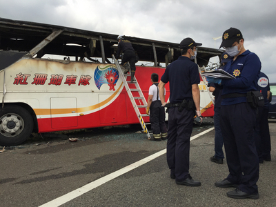 內政部警政署國道公路警察局第一公路警察大隊19日表示，陸客團遊覽車罹難者都集中在車內第5排座椅後，尤其是後車門處就擠滿人，初估約9人陳屍。圖／中央社