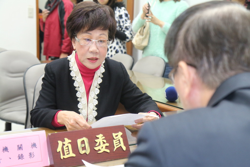 前副總統呂秀蓮向監察院陳情，強調我國獄政人權問題十分嚴重，並重申絕食救扁行動不變。（記者何豪毅攝）