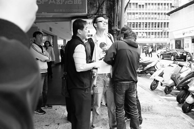 洪崇晏被4名便衣當街上銬，不但沒出示證件，還以計程車移送，台權會痛批警方如黑道。(照片由簡子鑫提供)