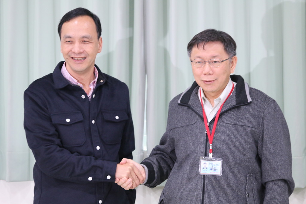 雙北論壇開幕,市長朱立倫與柯文哲握手致意。(記者何豪毅攝)20150305