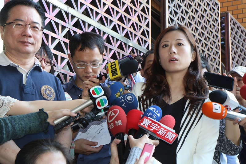 蔡正元（左一）由美女律師潘宣頤（右一）陪同，前往北檢按鈴申告。（記者何豪毅攝）