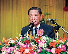生命只剩三個月，杜詩綿再次接下重責大任，他向證嚴法師說：「我要薪水一塊錢，到東部去，對我而言是一件義不容辭的事。」（圖/作者翻攝自慈濟醫院）
