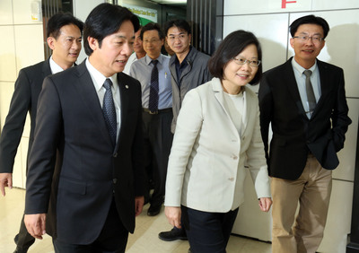 民進黨總統參選人蔡英文（右2）17日拜會台南市長賴清德。(圖/中央社)104年4月17日
