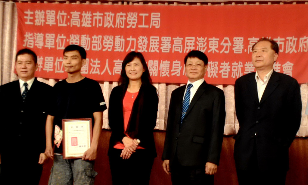 右二起張兆熊理事長 市府副祕書長曾姿雯(記者陳俊廷攝)