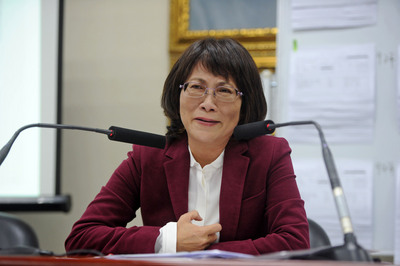 國民黨副總統參選人王如玄8日下午召開記者會說明軍宅爭議,她說,連競總主委胡志強都不清楚,「他的呼籲點醒我,這是我的錯」,王如玄會中一度哽咽。(中央社)