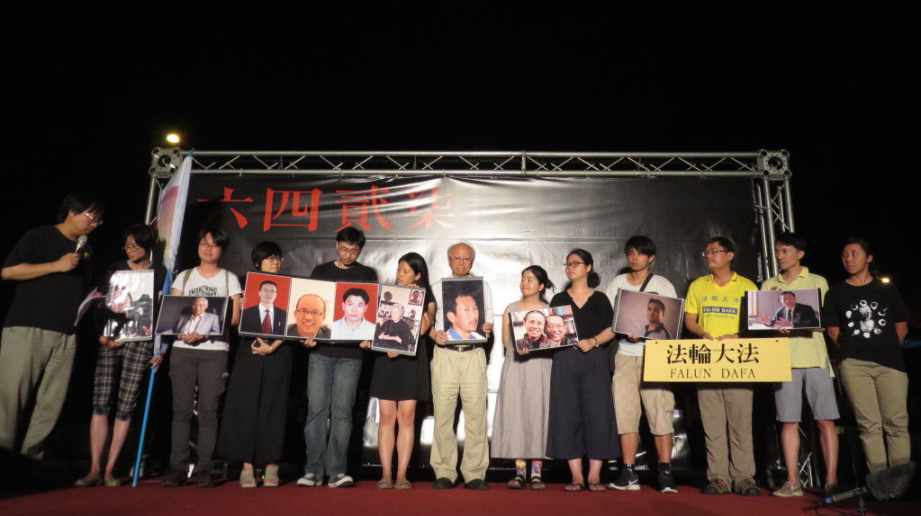 六四27週年紀念晚會，多個民間團體拿著中國政治犯的照片上台，呼籲中共政權平反六四真相並儘速民主化（李秉芳攝）20160604