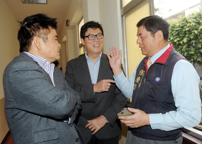 立法院今天各委員會召委選舉，內政委員會召委由國民黨立委張慶忠（右起）、民進黨立委姚文智當選，圖為兩人投票後與民進黨新任立委莊瑞雄輕鬆交談。(中央社資料照片)