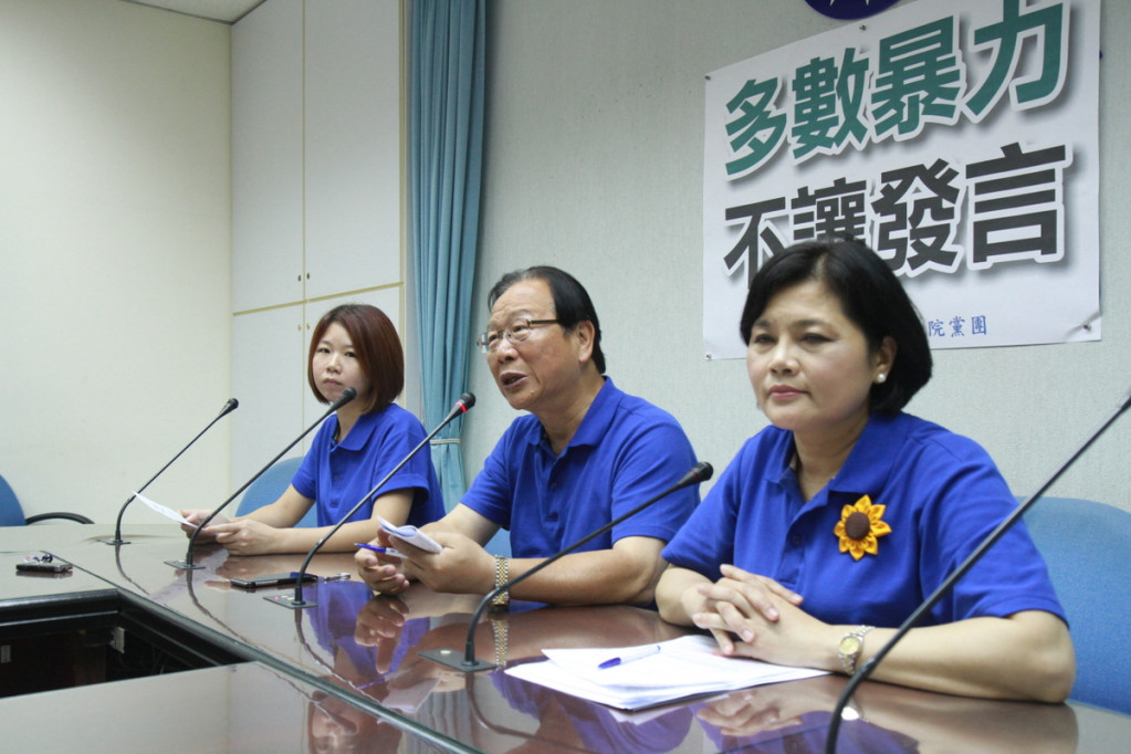 立法院本會期明天結束，最後一次院會討論事項第1案列「不當黨產處理條例草案」，民進黨團有決心明天要三讀；國民黨團則要求優先處理總統到立院國情報告案，否則不排除杯葛，包括占領主席台。（資料照片，記者何豪毅攝）20160608