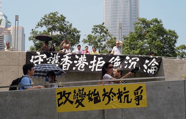 據香港大學最新的民意調查顯示，「香港人」的身份認同指數創下10年以來的新高，愈年輕對「中國國民身份」愈沒有自豪感。有學生領袖表示，2014年雨傘運動後，香港人對本土身份認同愈來愈強烈。圖／chet wong＠flickr